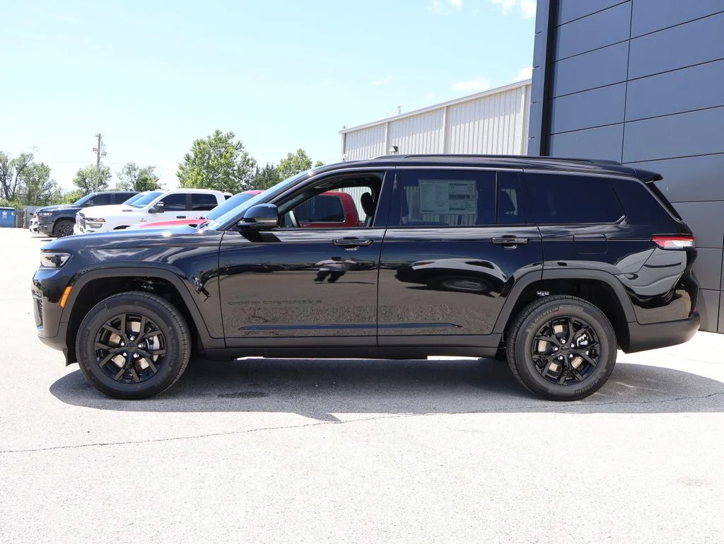 New 2026 Diamond Black Crystal Pearl-Coat Exterior Paint Jeep Altitude image 2