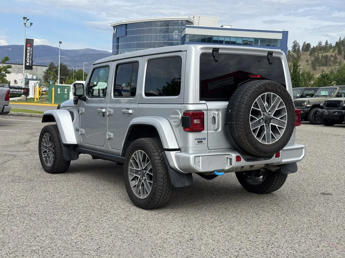 Used 2024 Silver Jeep High Altitude image 9