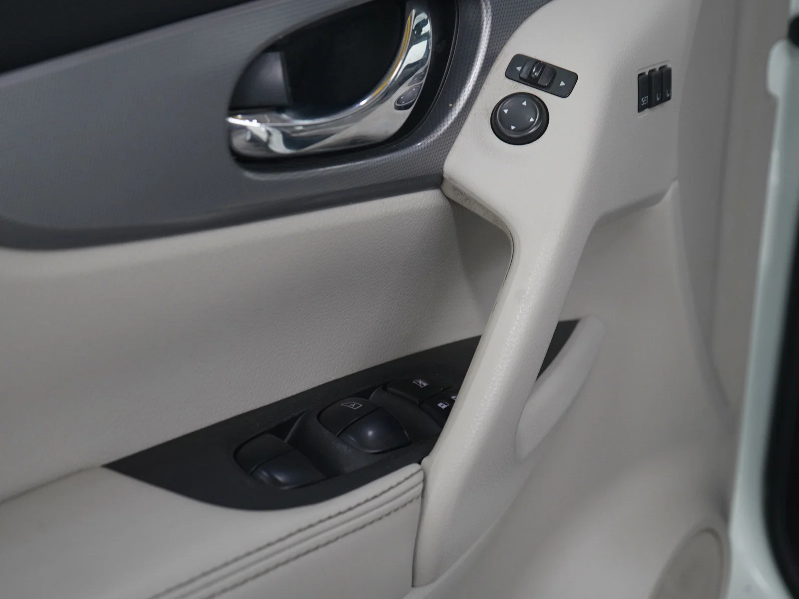 Used 2020 Pearl White Tricoat Nissan SV image 20