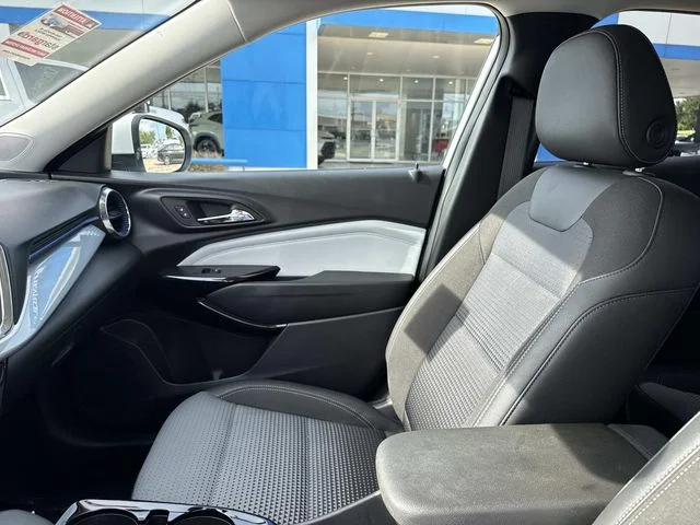 Used 2025 White Chevrolet LT image 29