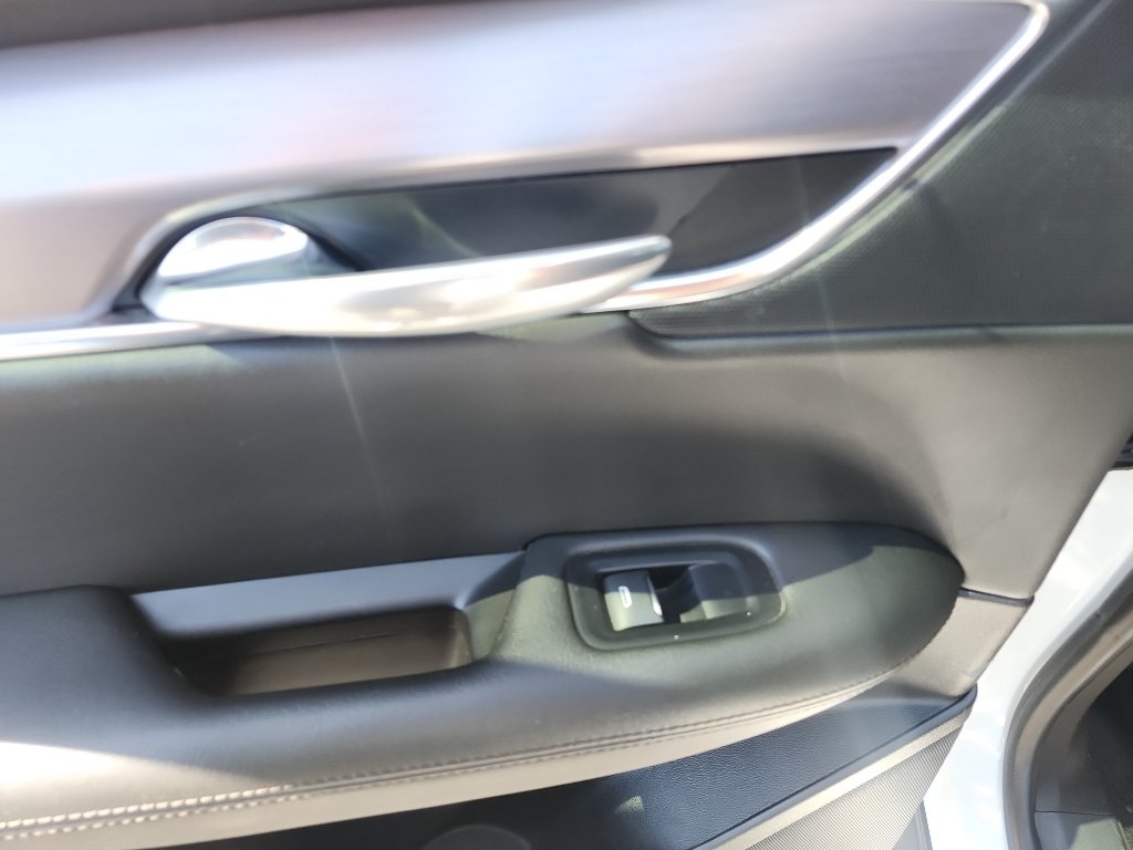 Used 2019 Crystal White Tricoat Cadillac Premium Luxury AWD image 15
