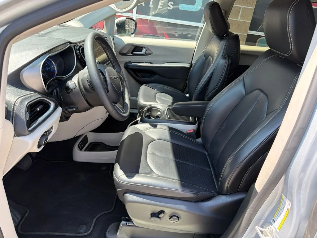 Used 2023 Silver Chrysler Touring L image 14