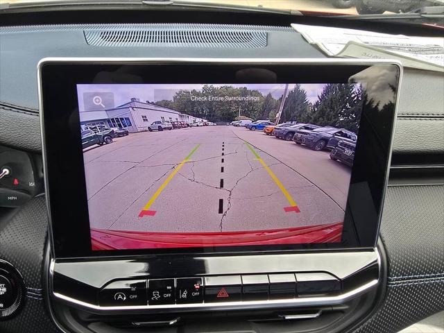 New 2026 Red Hot Pearl-Coat Exterior Paint Jeep Latitude image 19