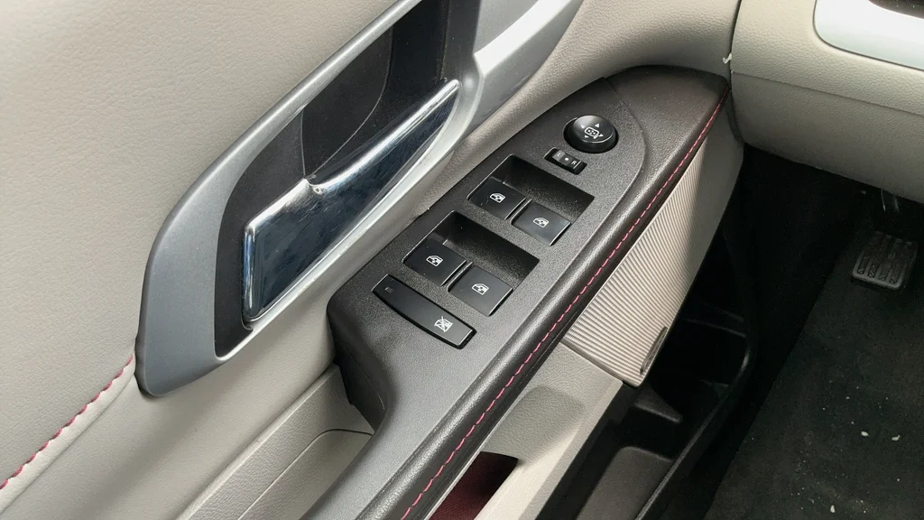 Used 2011 Silver GMC SLT-2 image 14