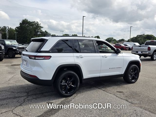 New 2026 Diamond Black Crystal Pearl-Coat Exterior Paint Jeep Laredo image 13