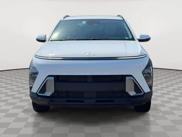 Used 2025 White Hyundai SEL image 2
