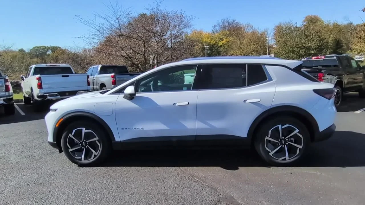 New 2026 Summit White Chevrolet LT image 40