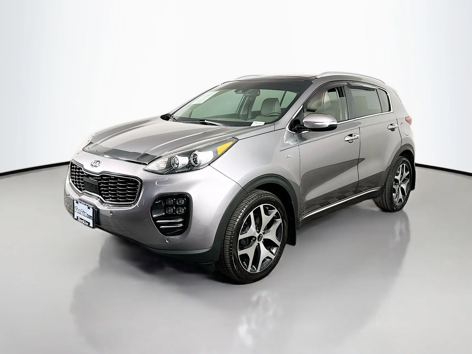 Used 2017 Mineral Silver Kia SX image 3