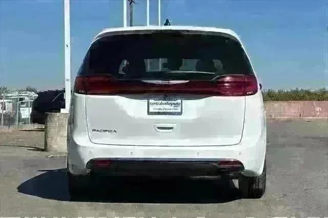 New 2026 Bright White Clear-Coat Exterior Paint Chrysler  image 5