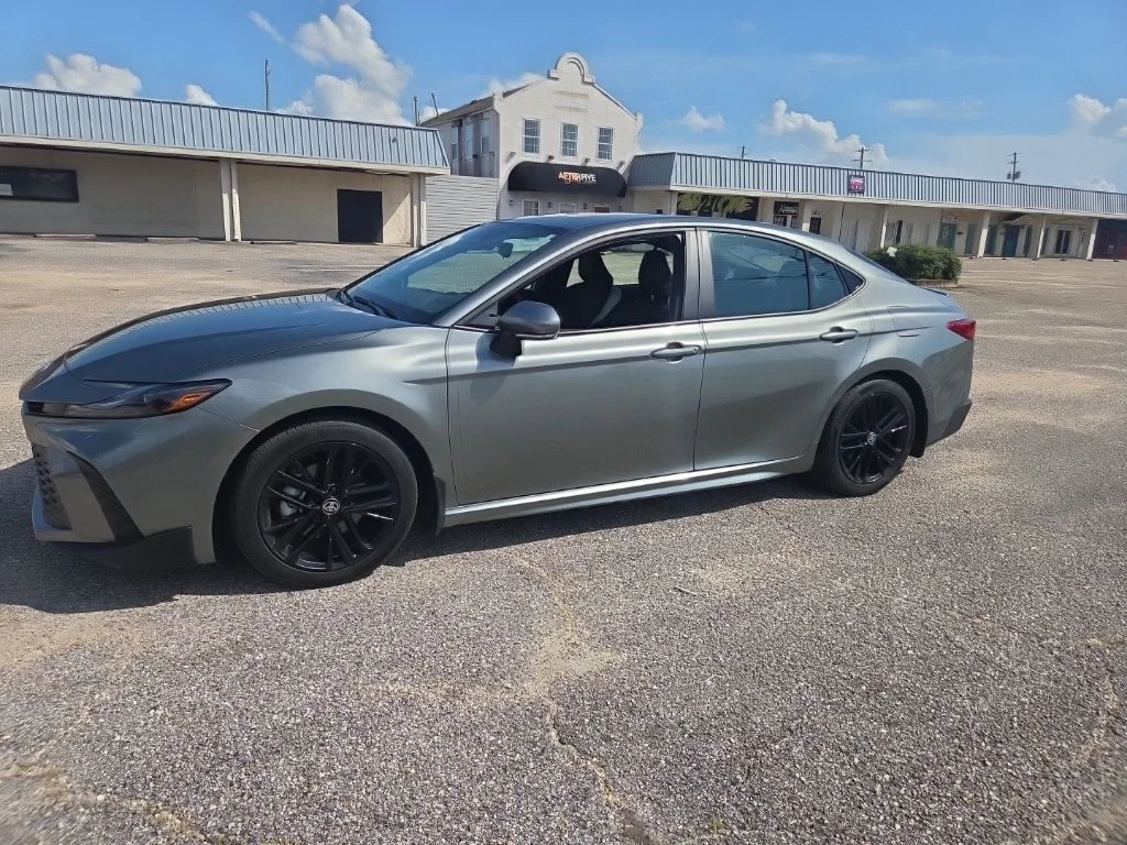 Used 2025  Toyota SE image 5