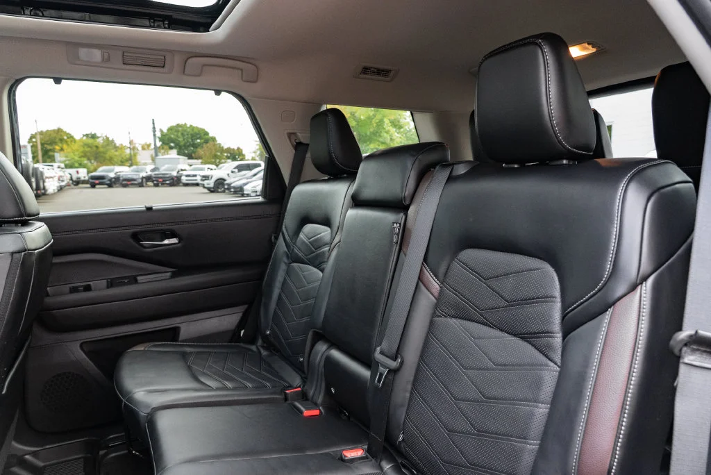 Used 2025 Black Nissan Platinum image 25