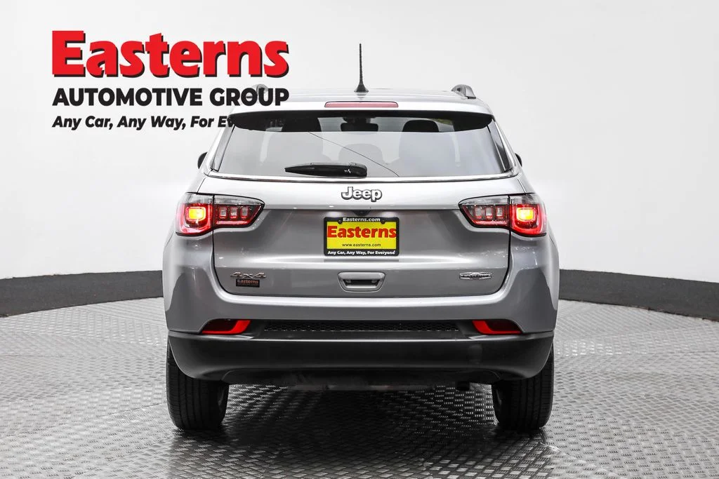 Used 2022 Silver Jeep Latitude image 6