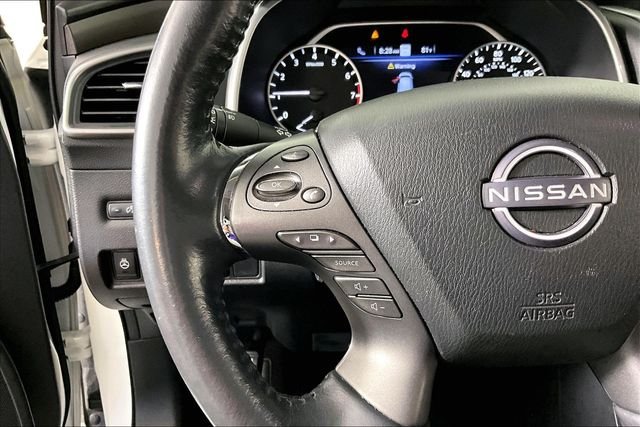 Used 2023 White Nissan Platinum image 9