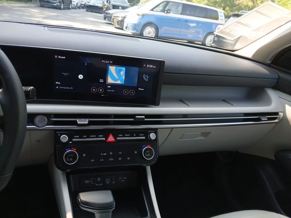 Used 2025 Black Hyundai SEL Convenience image 25