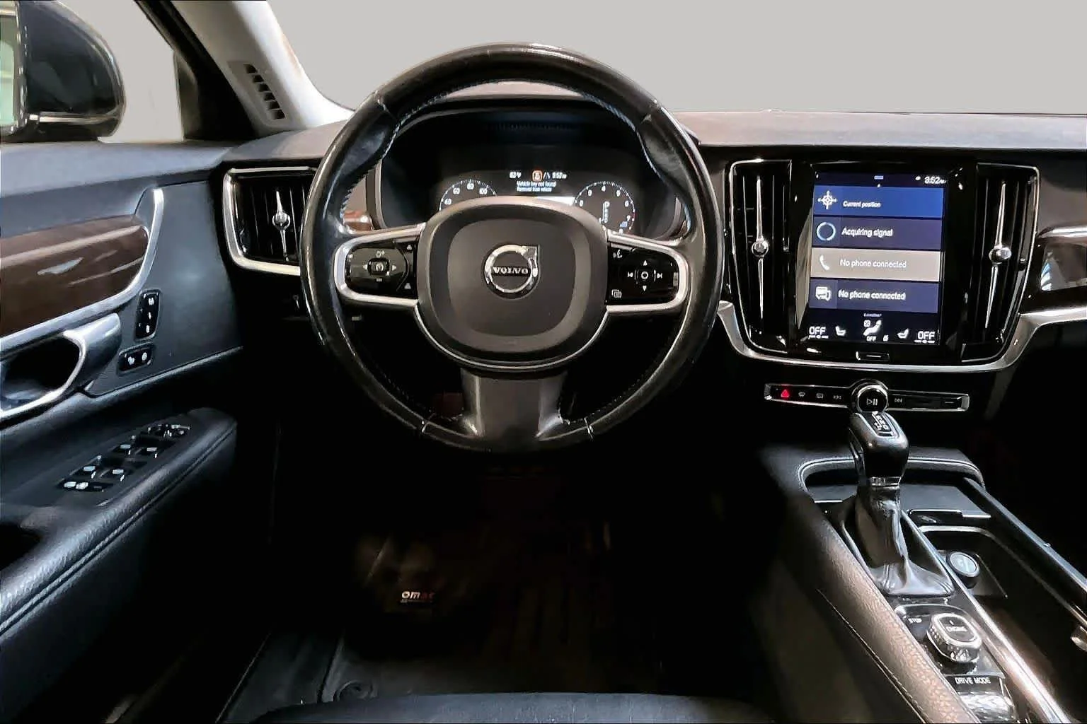 Used 2017 Magic Blue Metallic Volvo Momentum image 6
