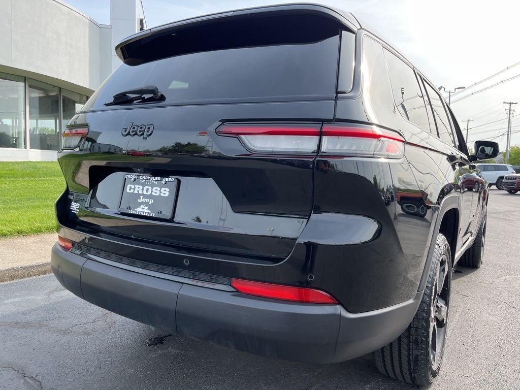 Used 2022 Diamond Black Jeep Altitude image 47
