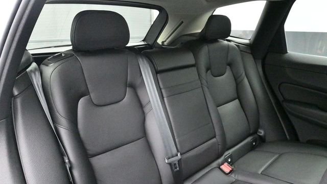 Used 2021 White Volvo T6 Momentum image 14