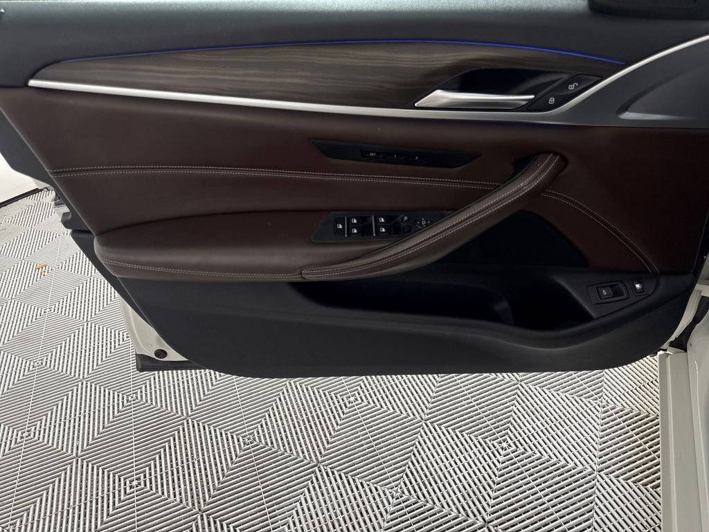 2018 BMW 5 Series 530e - Photo 10