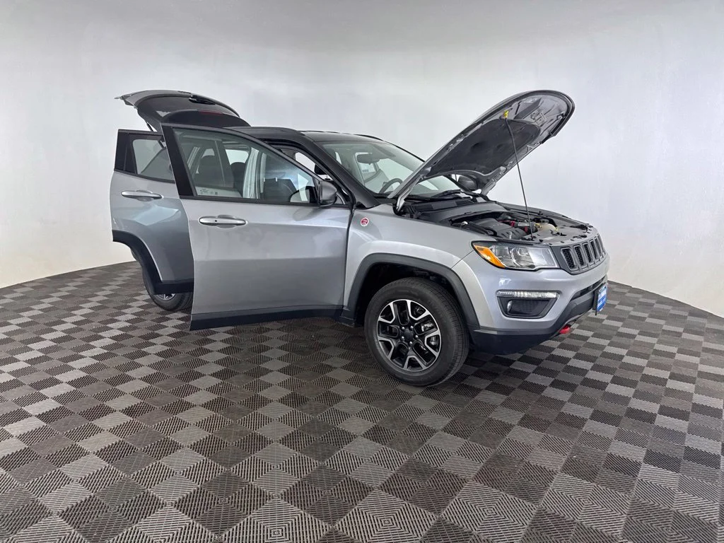 Used 2019 Silver Jeep Trailhawk image 13