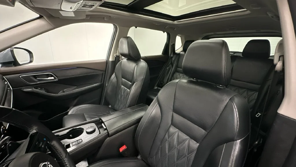 Used 2023 Gray Nissan Platinum image 9