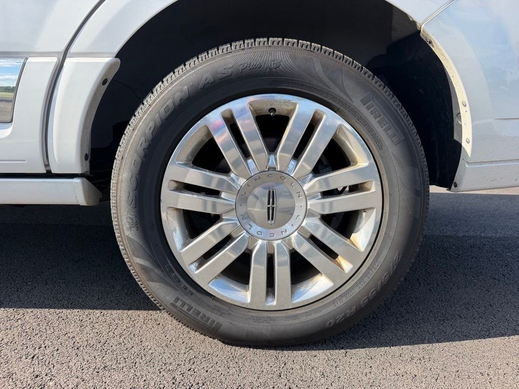 Used 2014 White Lincoln Base image 19