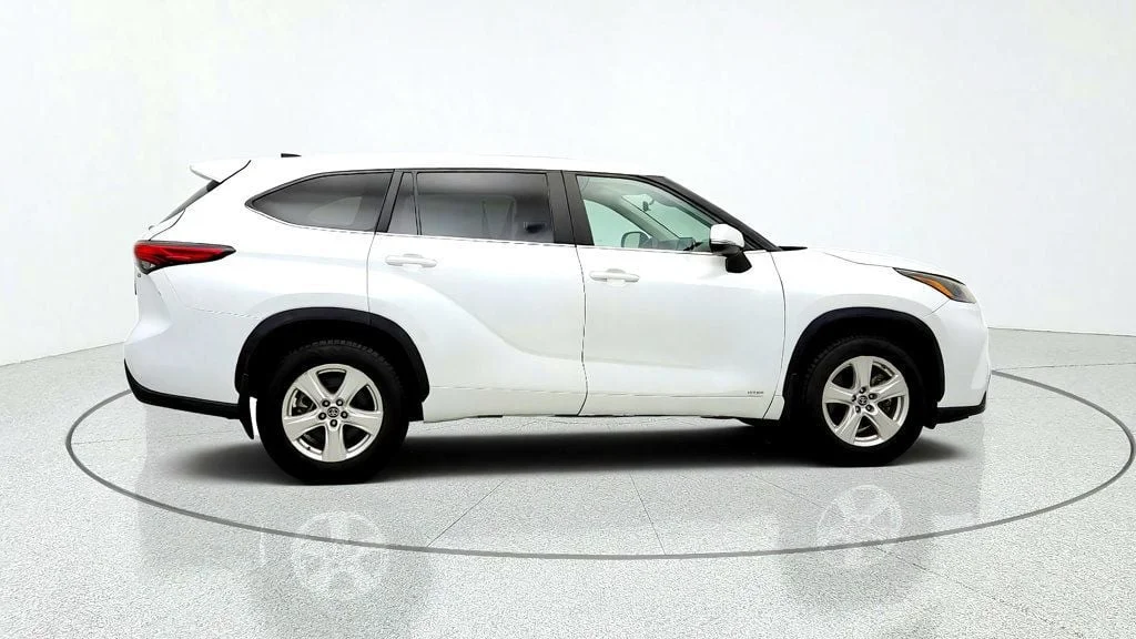 Used 2023 Wind Chill Pearl Toyota Hybrid LE AWD w/ 3-Row Seating & Toyota Safety Sense image 4