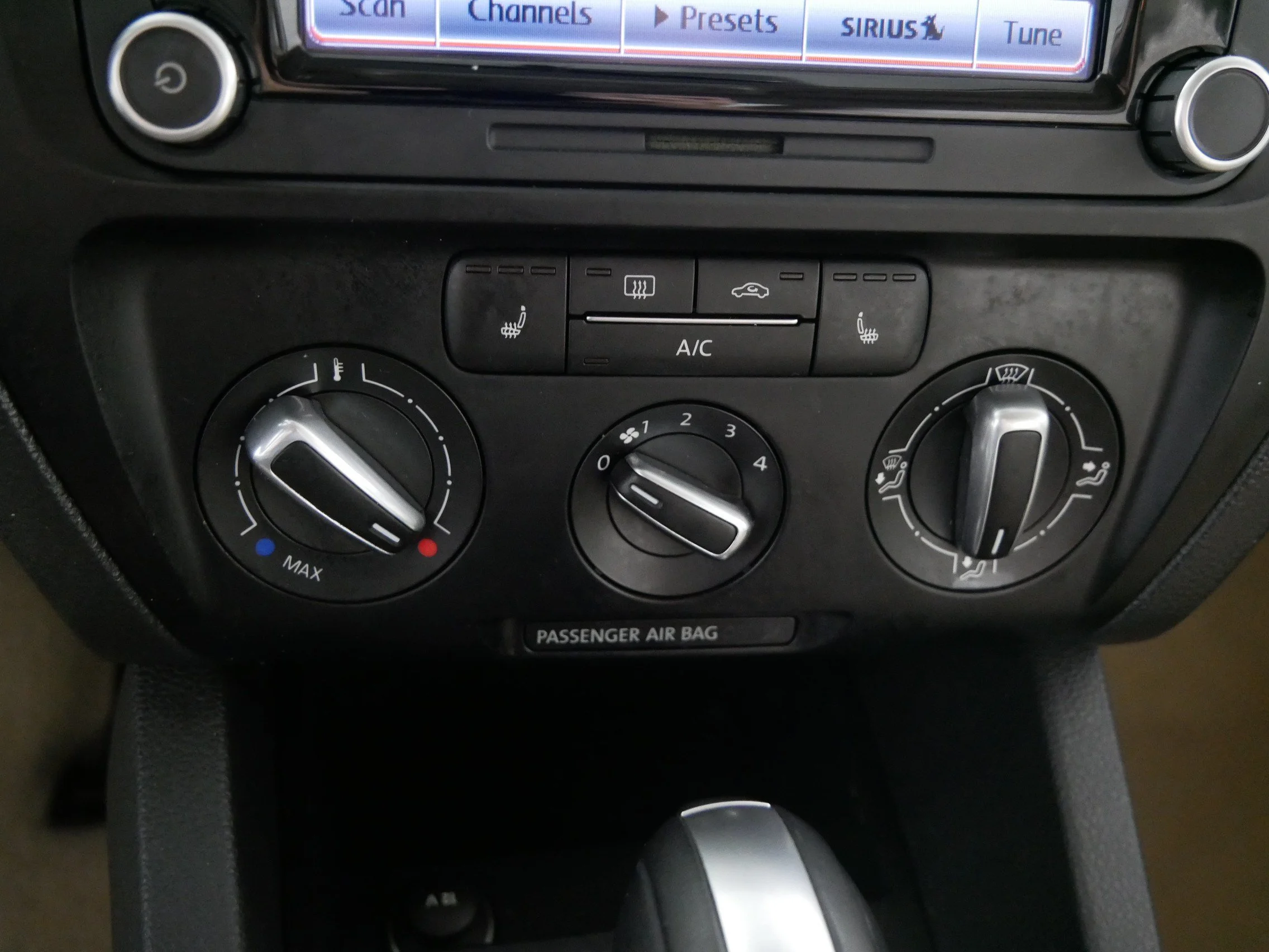 Used 2014 Candy White Volkswagen SE w/Connectivity/Sunroof image 23