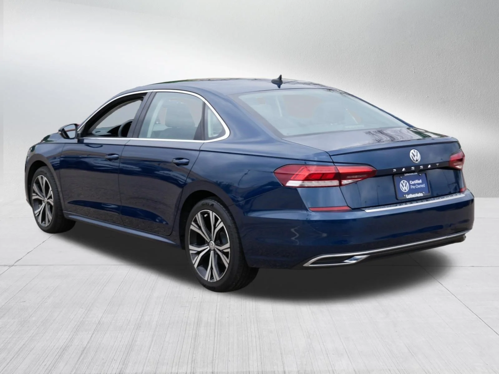 Certified Used 2022 Tourmaline Blue Metallic Volkswagen 2.0T SE image 5