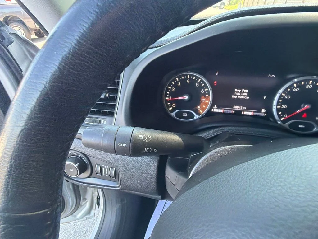 Used 2018 Silver Jeep Limited image 31