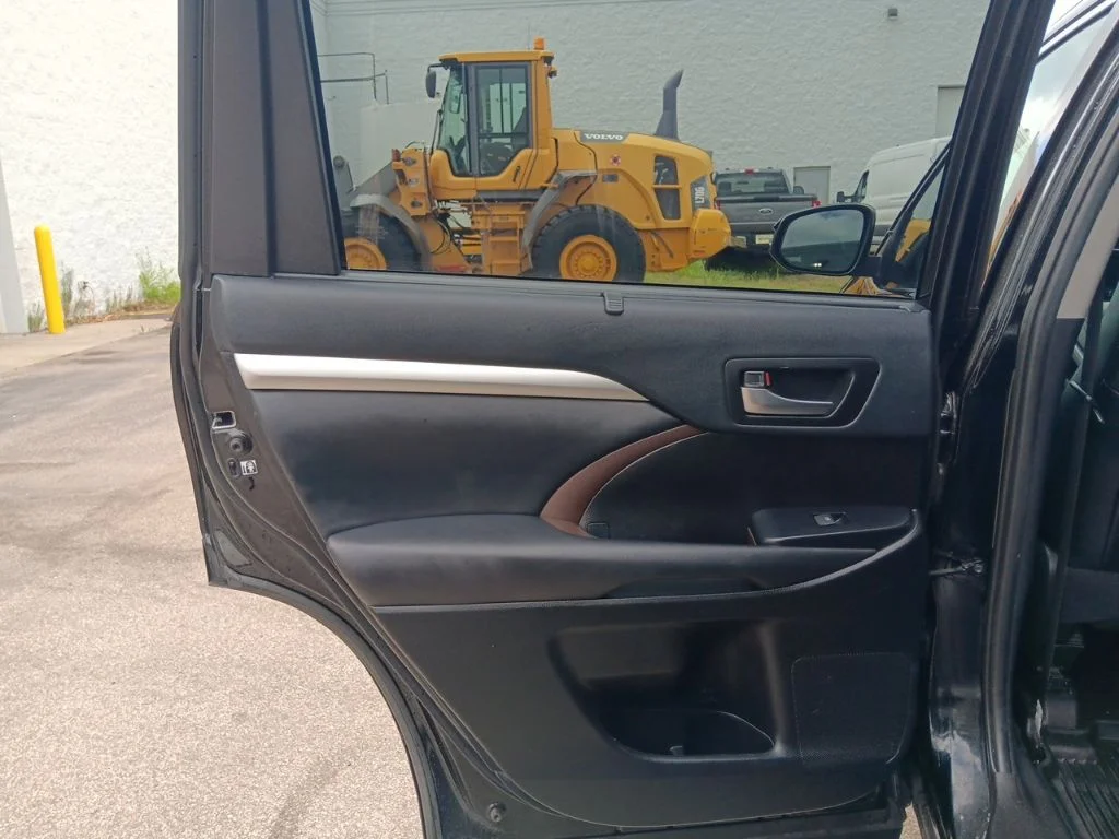 Used 2019 Midnight Black Metallic Toyota XLE image 32
