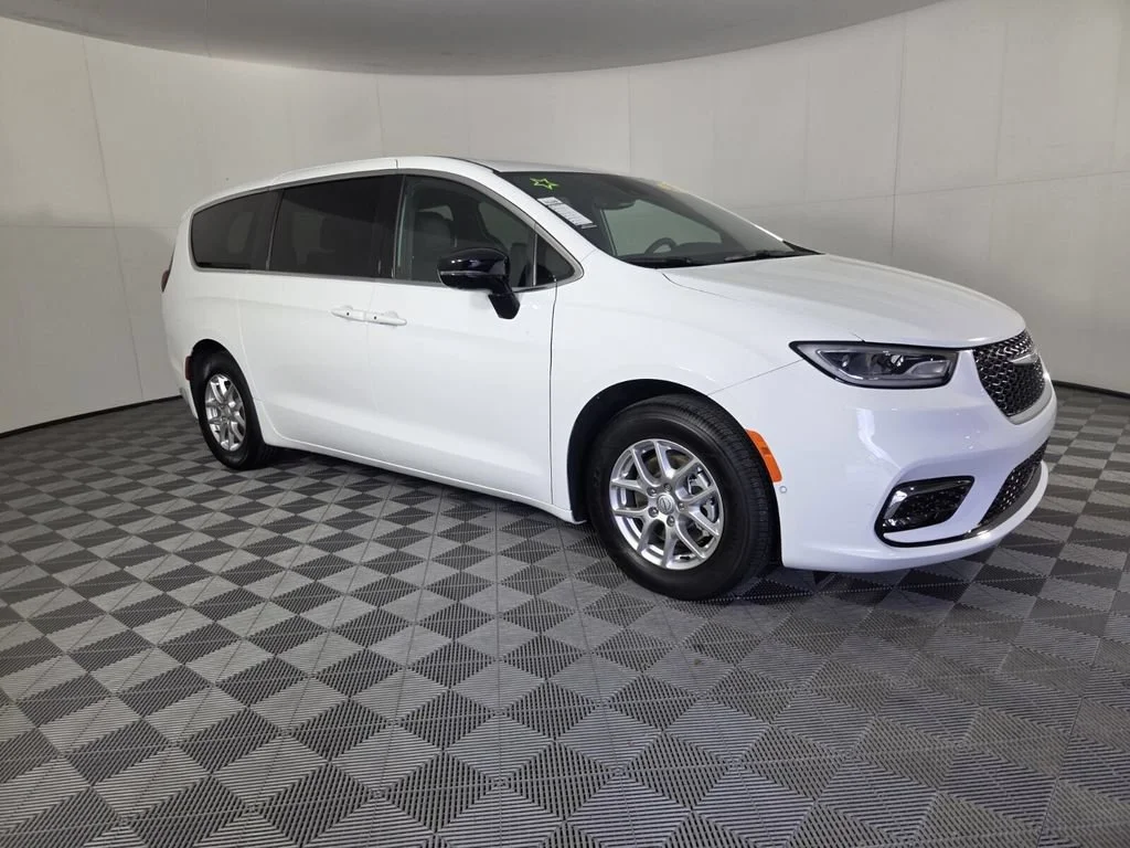 New 2026 Bright White Clear-Coat Exterior Paint Chrysler Select image 2