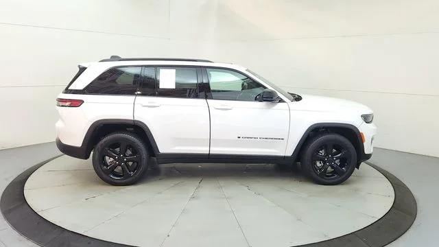 Used 2024 White Jeep Limited image 11