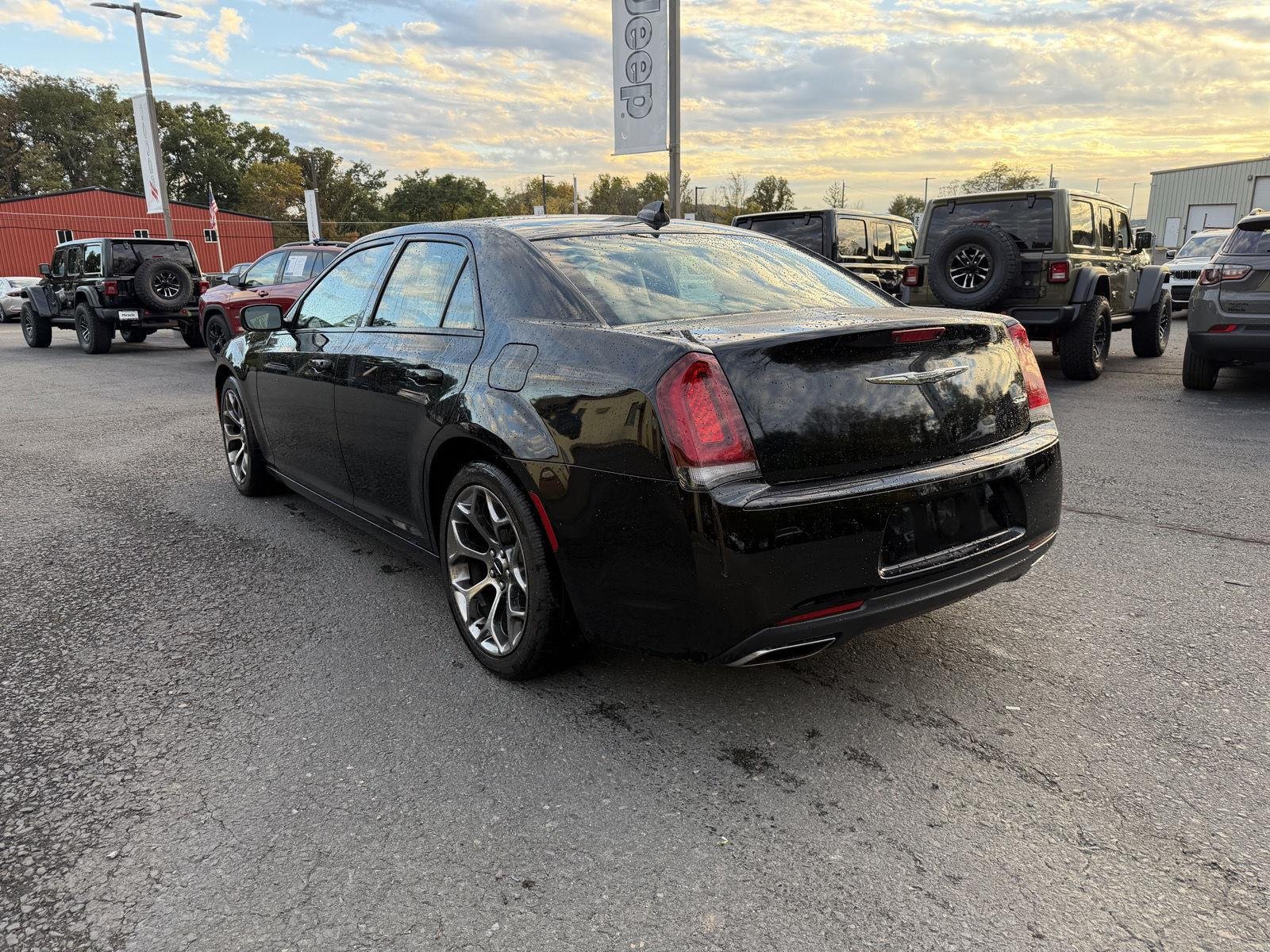 Used 2018 Gloss Black Chrysler Touring image 7