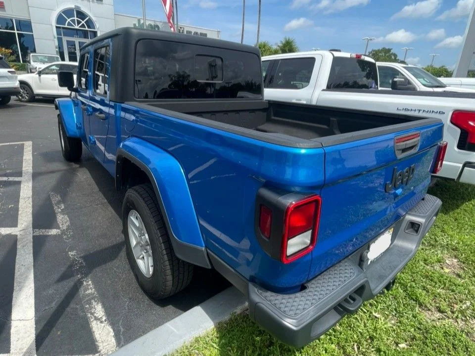 Used 2022 Blue Jeep Sport image 4
