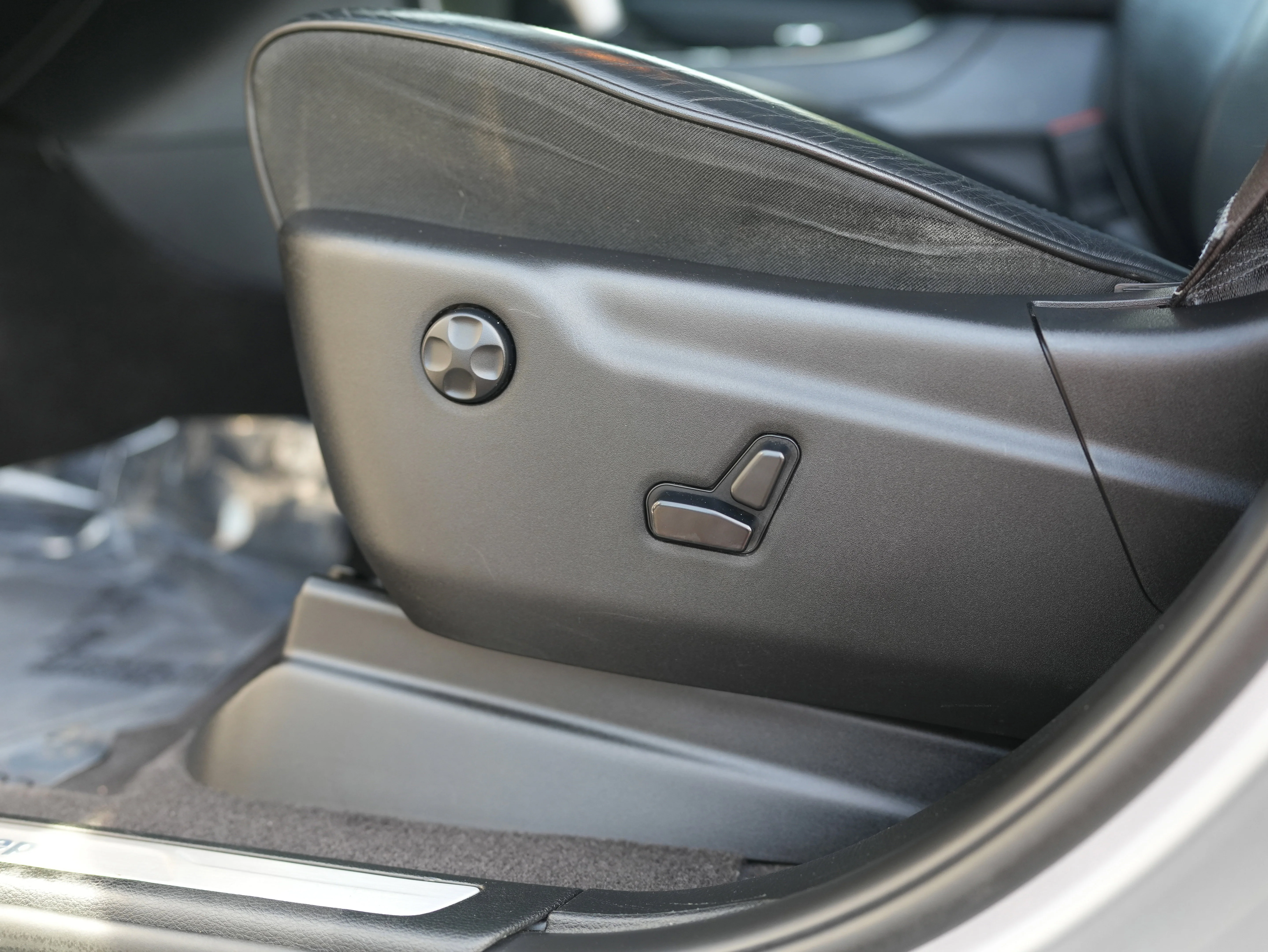 Used 2018 Billet Silver Metallic Clearcoat Jeep High Altitude image 30
