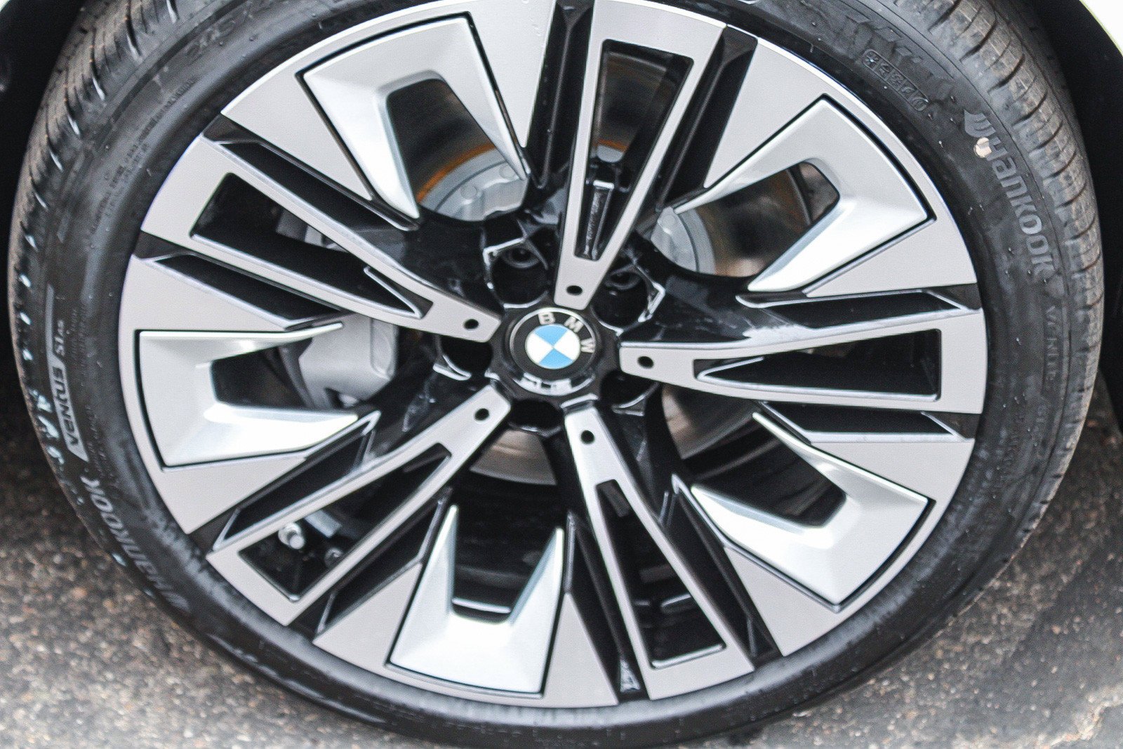 New 2027 Alpine White BMW xDrive40 image 10