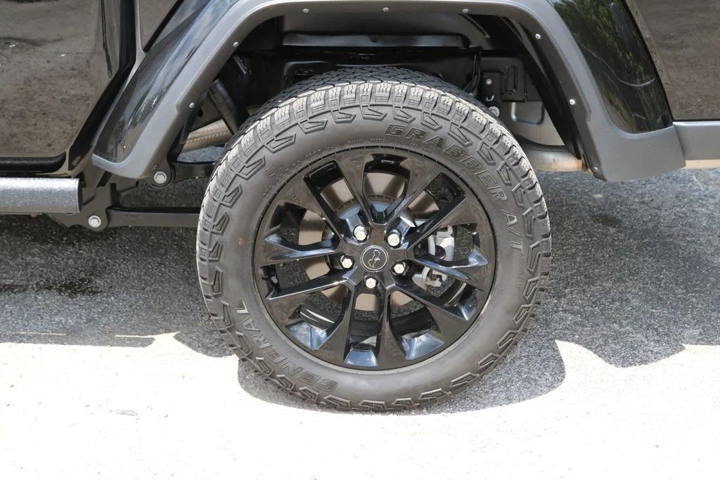 Used 2024  Jeep Sport image 9
