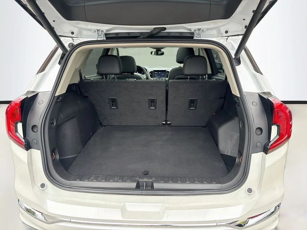 Used 2022 White GMC Denali image 29