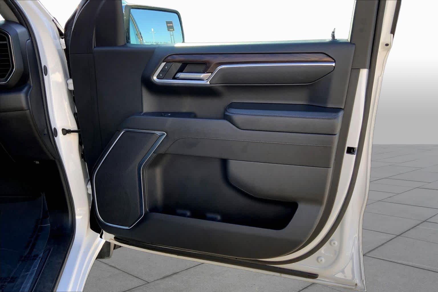 Used 2025 Summit White GMC SLT image 22