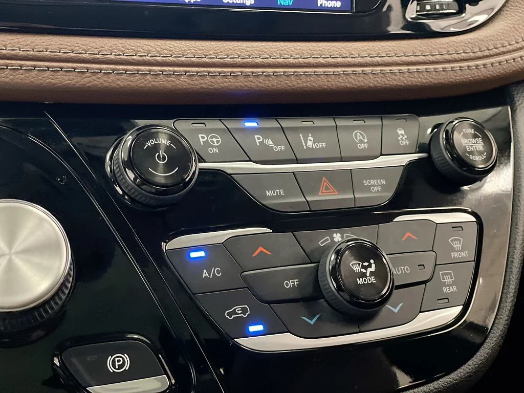 Used 2019 Brilliant Black Crystal Pearl Coat Chrysler Limited image 18