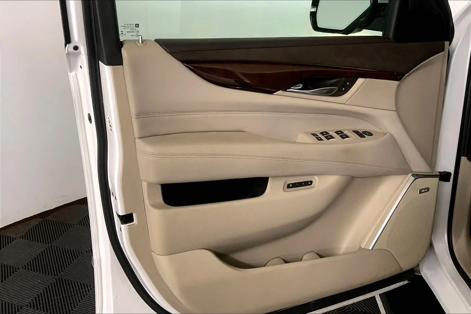 Used 2016 Crystal White Tricoat Cadillac Premium Collection image 20
