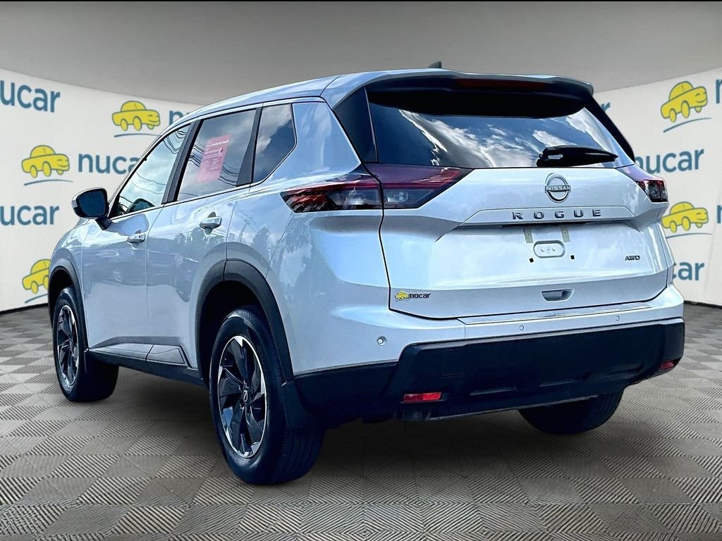 Used 2025 Silver Nissan SV image 4