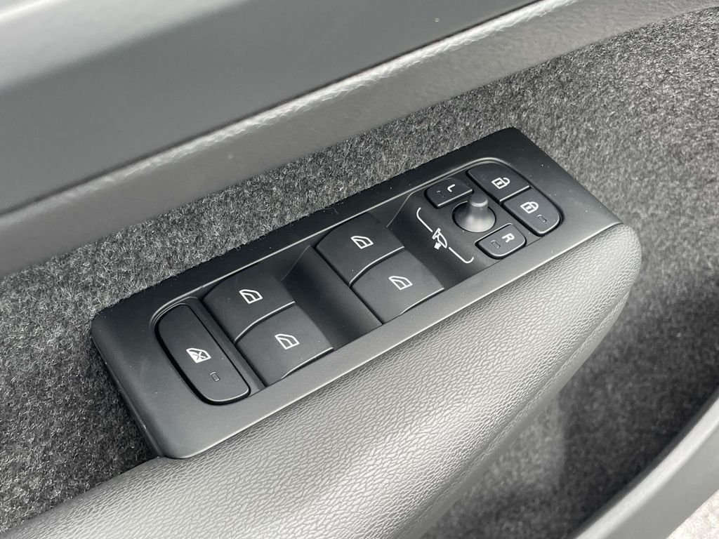 2026 Volvo XC40 Plus - Photo 7