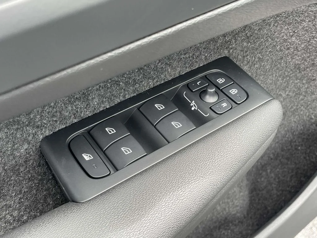 2026 Volvo XC40 Plus - Photo 7
