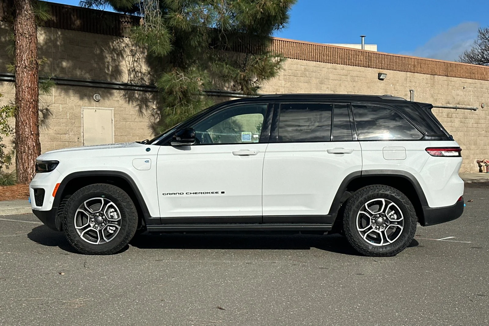 New 2023 Bright White Clear-Coat Exterior Paint Jeep Trailhawk 4xe image 6