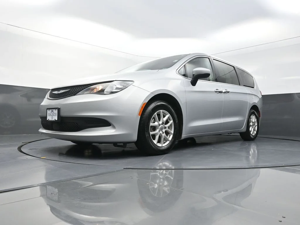 Used 2022 Silver Chrysler LX image 25