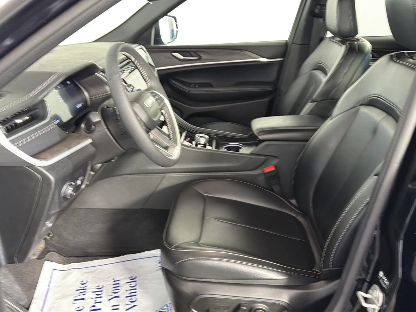 Used 2024 Diamond Black Crystal Pearlcoat Jeep Limited image 24