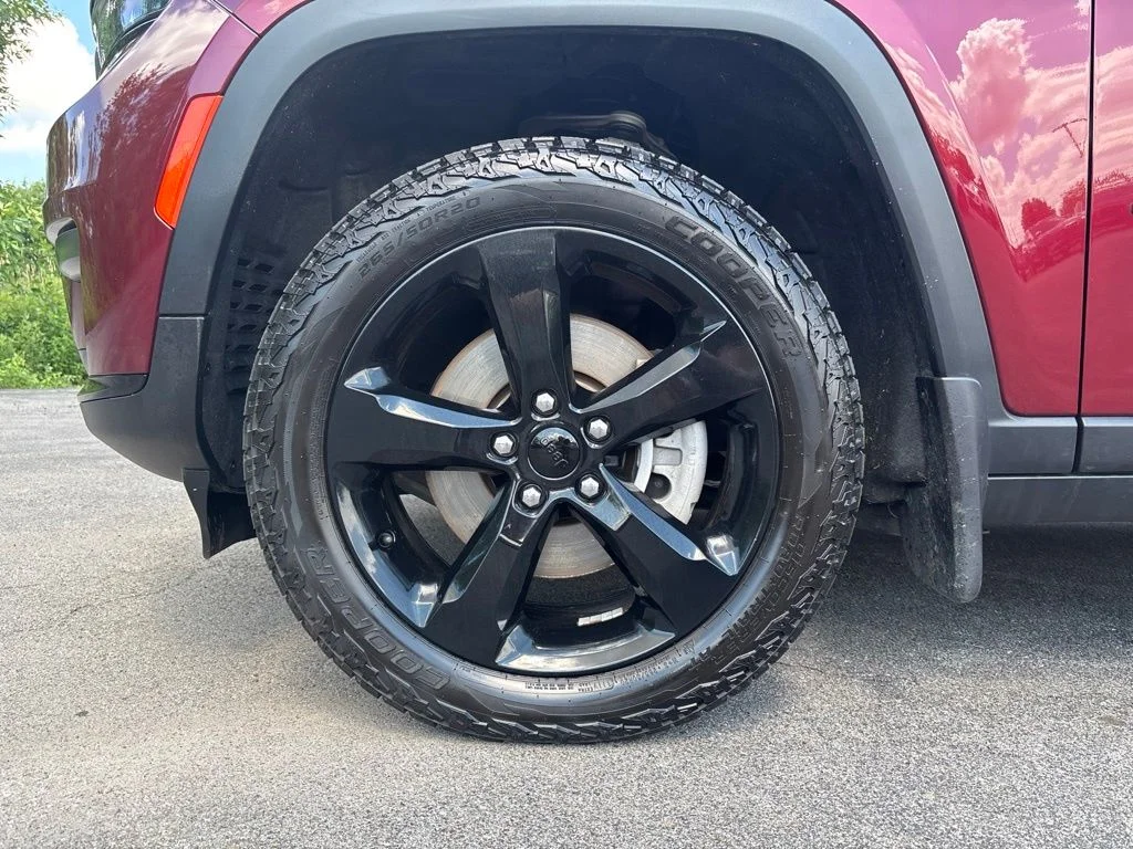 Used 2023 Red Jeep Altitude image 9