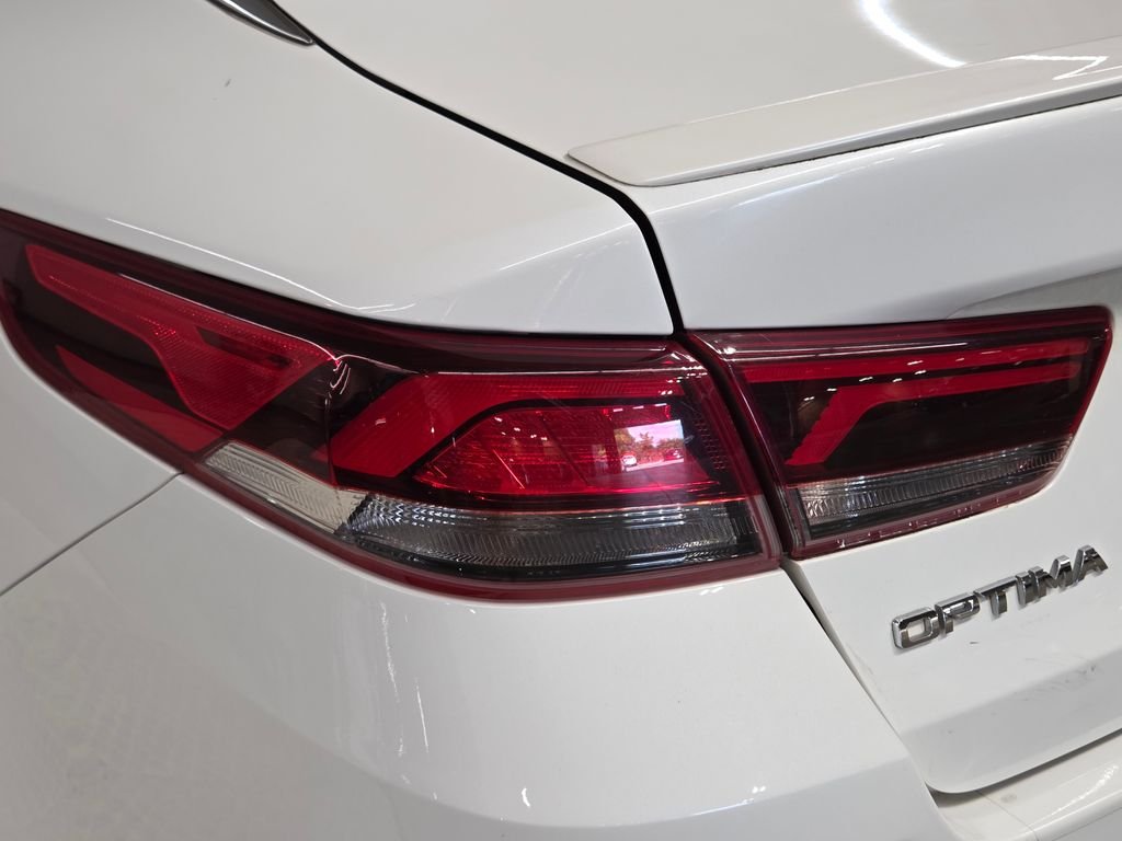 Used 2019 White Kia S image 15