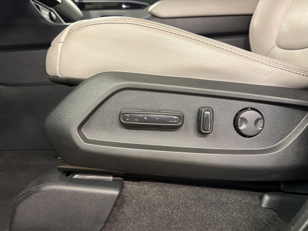 Used 2023 Silver Honda EX-L image 18